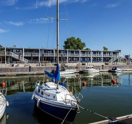 斯米蒂尼游艇俱乐部酒店