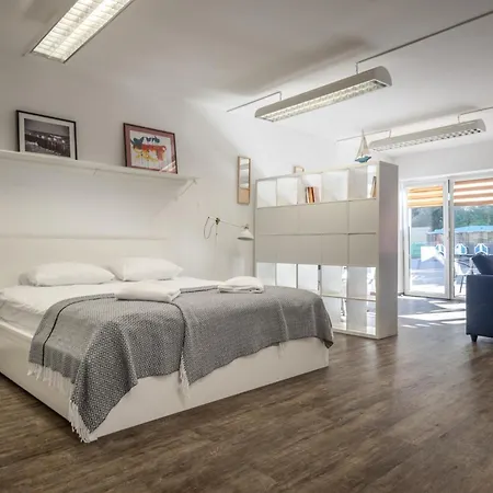 斯米蒂尼游艇俱乐部酒店 3*