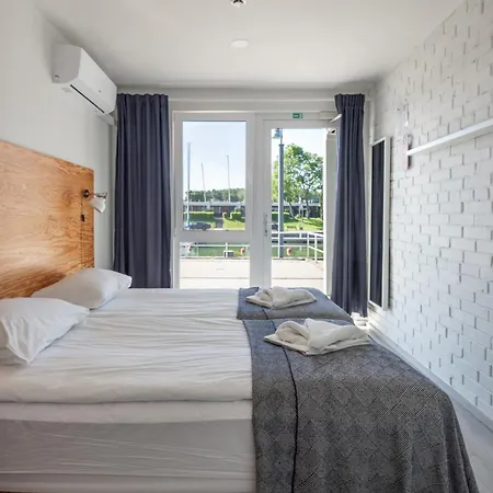 斯米蒂尼游艇俱乐部酒店