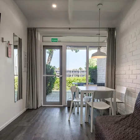 酒店 斯米蒂尼游艇俱乐部酒店 3*